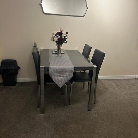 Stylish 2 Bedroom Apartment-Short Term Lets & Serviced Accomodation Reading Dış mekan fotoğraf